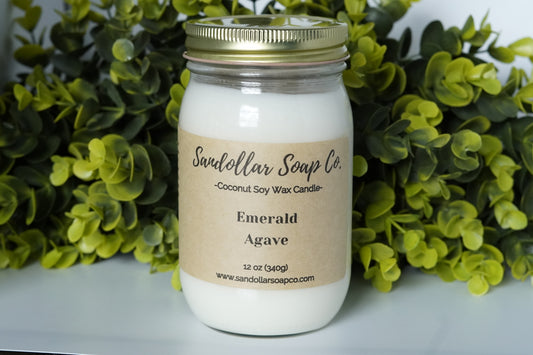 A 12 oz coconut soy wax candle in a mason jar that includes a gold lid. Made with a cotton wick and scented "Emerald Agave." A best seller! This is a tantalizing & fruity blend of sea moss, melon, agave, passionflower, acai, aloe, coconut bark, teakwood, grass, and amber.